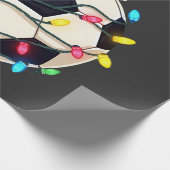 Voetbal gewikkeld in kerstverlichting Voetballer  Cadeaupapier (Hoek)