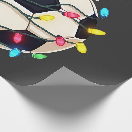 Voetbal gewikkeld in kerstverlichting Voetballer  Cadeaupapier (Hoek)