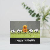 Voetbal Happy Halloween met ballen op groen gras   Briefkaart (Staand voorkant)