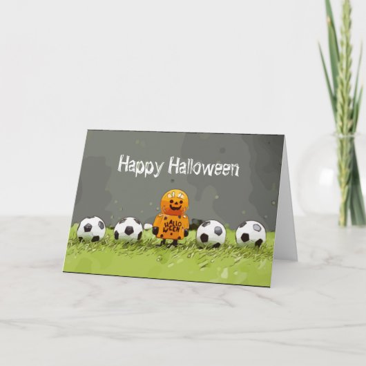 Voetbal Happy Halloween met ballen op groen gras Kaart (Voorkant)