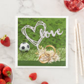 Voetbal Huwelijk gethematiseerd met bal op groen  Servet (Insitu)