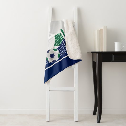 Voetbal in donkergroen en blauw sherpa deken (In situ)