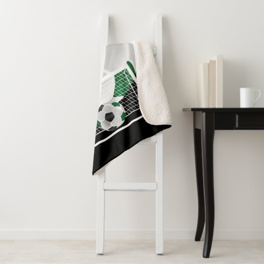 Voetbal in donkergroen en zwart sherpa deken (In situ)