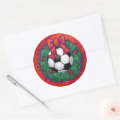 Voetbal in een kerstmis op rood ronde sticker (Envelop)
