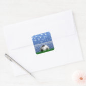 Voetbal in het net vierkante sticker (Envelop)