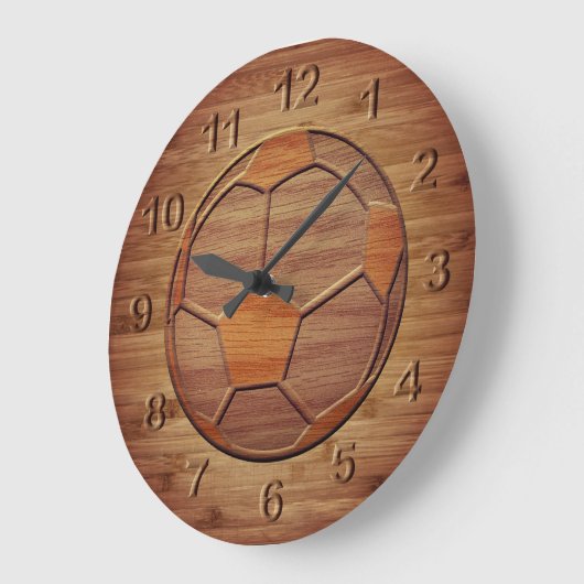 Voetbal in houten afdruk grote klok (Hoek)