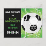 Voetbal in Net Bar Mitzvah Sla de Kaart Datum op<br><div class="desc">Deze voetbal-thema Bar Mitzvah bewaar de datum briefkaart coördineert met het Voetbal in Net Bar Mitzvah uitnodiging en heeft een zwart, groen en wit kleurenschema. De voorzijde heeft een afbeelding van een zwart-wit voetbal dat in het voetbaldoel in het witte netwerk slamming. Er is een lichtgrijze davidster op een zwart...</div>