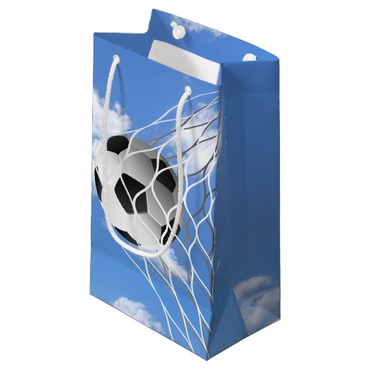 Voetbal in net klein cadeauzakje (Voorkant Gekanteld)