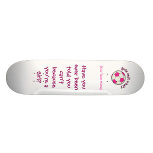 voetbal in roze skateboard