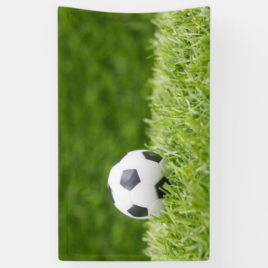 Voetbal is op de achtergrond van groene gras spandoek (Verticaal)