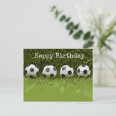 Voetbal is op de groene gras Happy Birthday Card Briefkaart (Staand voorkant)