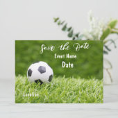 Voetbal is op groen gras  save the date feestje  kaart (Staand voorkant)