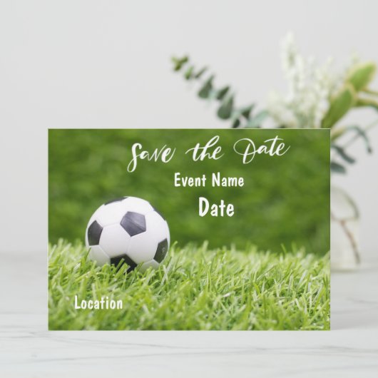 Voetbal is op groen gras  save the date feestje  kaart (Staand voorkant)