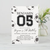Voetbal Jongen 5e Verjaardag Uitnodiging - Voetbal (Staand voorkant)