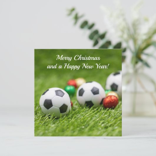 Voetbal Kerst Kaart met bal op groen gras (Staand voorkant)