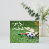 Voetbal Kerst Vakantie met bal op groen gras Briefkaart (Staand voorkant)