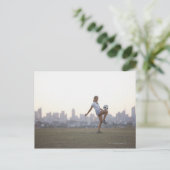 Voetbal knieën in stadspark briefkaart (Staand voorkant)