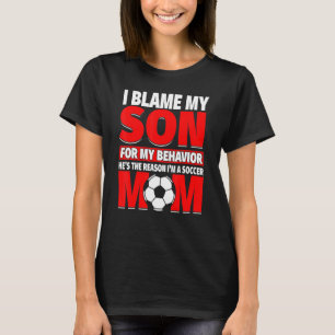 Voetbal mam met zoon die speelt haar de reden t-shirt
