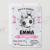 Voetbal meisje roze verjaardag uitnodiging (Voorkant)