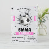 Voetbal meisje roze verjaardag uitnodiging (Staand voorkant)