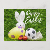 Voetbal met bal en Bunny op groene gras Feestdagenkaart (Voorkant)