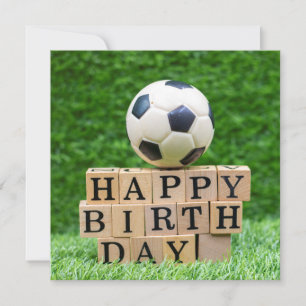 Voetbal met bal en gelukkig woord op de verjaardag