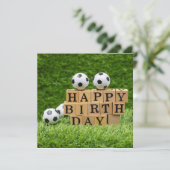 Voetbal met bal en gelukkig woord op de verjaardag (Staand voorkant)