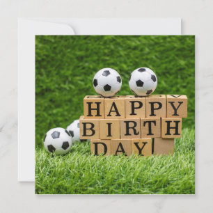 Voetbal met bal en gelukkig woord op de verjaardag