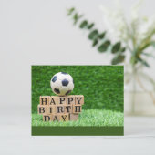 Voetbal met bal en gelukkig woord op de verjaardag briefkaart (Staand voorkant)
