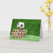Voetbal met bal en gelukkig woord op de verjaardag kaart (Gele Bloem)