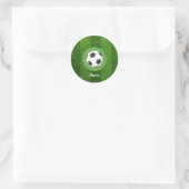 Voetbal met bal op groen gras ronde sticker (Tas)