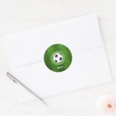 Voetbal met bal op groen gras ronde sticker (Envelop)