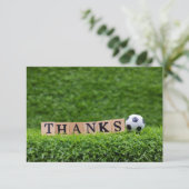 Voetbal met Bedankt op groen gras Postca (Staand voorkant)