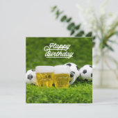 Voetbal met bier en ballen op groen kaart (Staand voorkant)