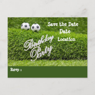 Voetbal met Birthday Party woord op groen sparen Aankondigingskaart