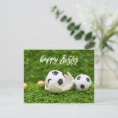 Voetbal met eieren Pasen op groen gras Briefkaart (Staand voorkant)