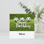 Voetbal met Happy Birthday-teken op de groene kaar Kaart (Staand voorkant)