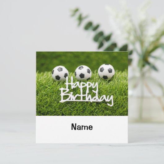 Voetbal met Happy Birthday-teken op de groene kaar Kaart (Staand voorkant)