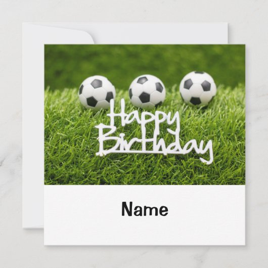 Voetbal met Happy Birthday-teken op de groene kaar Kaart (Voorkant)