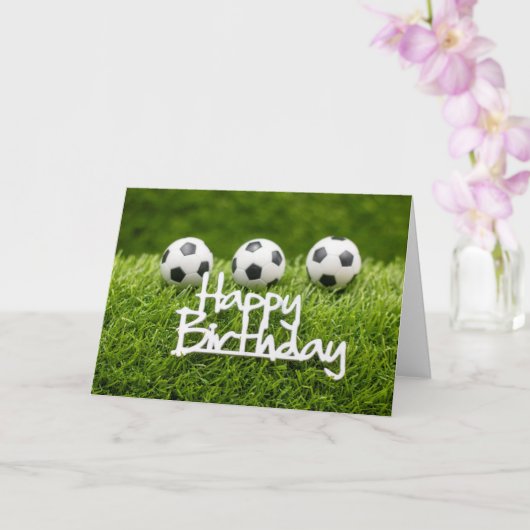 Voetbal met Happy Birthday-teken op groen Kaart (Orchidee)