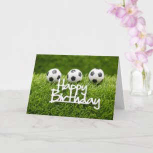 Voetbal met Happy Birthday-teken op groen Kaart