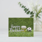 Voetbal met Happy Birthday-woord op groen Briefkaart (Staand voorkant)