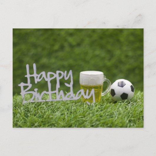 Voetbal met Happy Birthday-woord op groen Briefkaart (Voorkant)