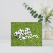 Voetbal met Happy Birthday-woord op groen  Briefkaart (Staand voorkant)