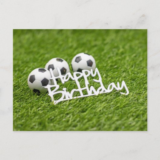Voetbal met Happy Birthday-woord op groen  Briefkaart (Voorkant)