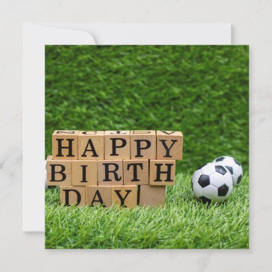 Voetbal met Happy Birthday-woord op groene auto Kaart (Voorkant)