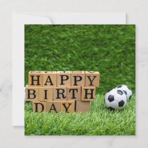Voetbal met Happy Birthday-woord op groene auto Kaart
