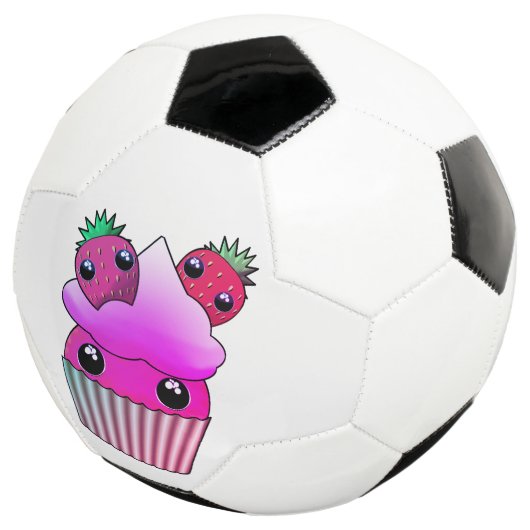 Voetbal met kawaii-aardbeiencupcake (Drie kwart)