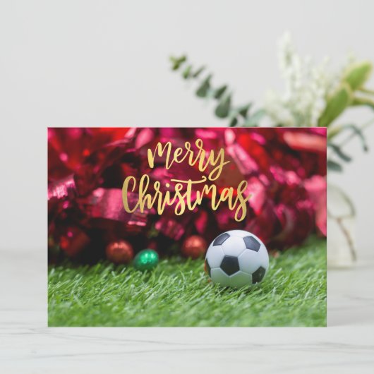 Voetbal met kerstversiering op groen feestdagenkaart (Staand voorkant)