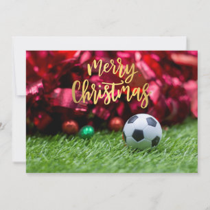 Voetbal met kerstversiering op groen feestdagenkaart